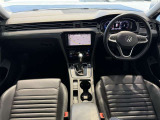 エアコン操作や車両の設定、オーディオ設定などはナビゲーション画面で行います。その分、物理ボタンが少なくなったのですっきりとした車内デザインです。
