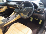 見通しのよいすっきりとした視界で、誰でも運転しやすいです。運転のしやすさは疲れにくさにも繋がりますよ♪