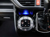 左右独立温度コントロールフルオートエアコンです。運転席、助手席それぞれで独立して温度設定ができます。冷え性の方が乗っても安心ですね♪