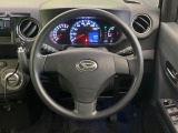 インテリアに合わせたデザインのステアリングは、運転される方のことも考え、運転しやすい形状、大きさです。是非一度、実際に触ってお確かめください。