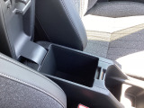 運転席と助手席の間に物を入れておけるようなスペースがあるので便利ですね!