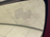 【ブラインドスポットモニタリング】走行中、ドアミラーの死角になりやすい箇所に後続車が接近するとサイドミラー付近に警告を表示、ドライバーに注意喚起をしてくれます。
