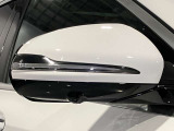 ウィンカー内蔵ドアミラーを開発したのは『メルセデス・ベンツ』です。他車からの視認性が高まり、事故の可能性を低減させています。更に、点灯部分はドライバーの視界に入らないように設計されています。