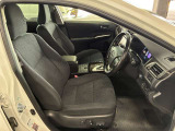 運転席の画像です。足元やシートまわりに余裕があり、リラックスした姿勢で運転が可能です。視界も良好で操作系へのアクセスもしやすく、快適で安心感のあるドライブをサポートします。