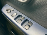 パワーウィンドウのスイッチですよ。 運転席に居ながら窓を開け閉めのコントロールできますよ。