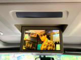 【フリップダウンモニター】大画面モニターで後席でもエンタメをお楽しみいただけます。小さなお子様にも大人気の装備です♪