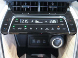 左右独立温度コントロールフルオートエアコンです。運転席、助手席それぞれで独立して温度設定ができます。冷え性の方が乗っても安心ですね♪