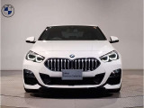 【BMWの伝統-1】BMWの特徴的な&ldquo;キドニーグリル&rdquo;は、80年以上続く伝統の形でございます。変わらないこだわりのデザインが、プレミアムブランド&ldquo;BMW&rdquo;を創り出します。