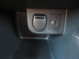 運転席そばにUSBソケットがあります♪♪ここでスマホの充電できちゃいます♪♪