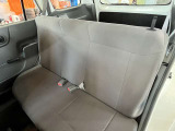 ベンチシートなので姿勢の自由度も高くどちらのドアからでも乗車可能です♪