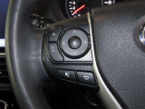 ステアリングスイッチ付きで、運転中に視線を前に向けたまま操作できます。