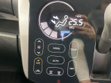 【オートエアコン】一度お好みの温度に設定すれば、車内の温度を検知し風量や温度を自動で調整。暑い&hellip;寒い&hellip;と何度もスイッチ操作をする必要はありません。快適な車内空間には必須の機能ですね♪
