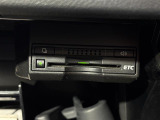 【ETC】有料道路を利用する際に料金所で停止することなく通過できる、ETC車載器(ノンストップ自動料金収受システム機器)が装備されています。セットアップを行うことで利用可能になります。