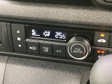【オートエアコン】一度お好みの温度に設定すれば、車内の温度を検知し風量や温度を自動で調整。暑い&hellip;寒い&hellip;と何度もスイッチ操作をする必要はありません。快適な車内空間には必須の機能ですね♪