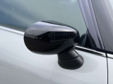 MINIの電動格納サイドミラーは、スイッチ操作でスムーズに開閉でき、狭い駐車場でも安心して扱えます。車体との一体感あるデザインで、利便性とスタイリングを両立した装備です。