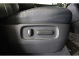 パワーシート搭載。微妙な調整が手軽にでき、最適なポジションで運転することが可能です。