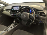 運転席周りのレイアウトをご覧ください。ナビゲーションが綺麗に装着されすっきり収まってますね!