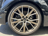 20インチ純正アルミホイール装備 全車両に標準装備の純正アルミホイールは、純正ならではのバランスの良いデザインと、走行安定性をお楽しみ頂けます。