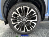 タイヤサイズは215/50R18純正アルミホイールです