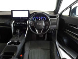 革巻きステアリングで快適な操作性の運転席です。