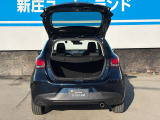 大きく開くリアゲートで荷物の出し入れも容易にできます。