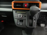 【オートエアコン】一度お好みの温度に設定すれば、車内の温度を検知し風量や温度を自動で調整。暑い&hellip;寒い&hellip;と何度もスイッチ操作をする必要はありません。快適な車内空間には必須の機能ですね