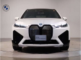 【キドニーグリル】BMWは約90年もの間、ほぼ全ての車両にひと目でBMWだと分かるこの特徴的なフロントグリルが備えられ、デザイン・アイコンとして親しまれてきました。