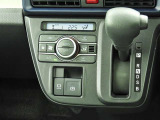 オートエアコンを装備しておりますので、四季を通じて車内を快適な温度に保つことが出来ます!高級感が有りますね!