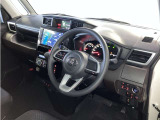運転席周りのレイアウトをご覧ください。ナビゲーションが綺麗に装着されすっきり収まってますね!