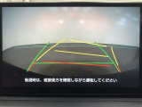 【バックガイドモニター】後方の映像をナビ画面に表示するだけでなく、ステアリング操作に連動して動くガイド線も同時に表示!予想進路の確認をしながら後退できるので便利です!