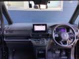 運転席周りです。カップホルダーや小物の収納などは必須ですよね!!使い勝手の良いつくりになっております!!