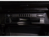 コンソール内一体型のビルトインETC装備!見た目の部分も良いですが、ETCカードの盗難防止になる設置箇所です!料金所の渋滞回避!時間帯・日によって料金の軽減を受けられます!ストレス知らずのドライブ!