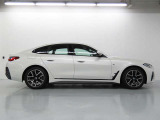 滑らかなルーフラインがクーペ的な流麗さを演出。BMWの持つスポーティーさも加味されたシルエット