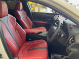 【専用スポーツシート】ホールド性に優れ、カーブ時の体が流れを抑制してくれます。また、体にフィットするから腰や背中が疲れにくく、ロングドライブや高速走行でも快適にお過ごしいただけます♪