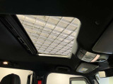 パノラミックルーフで明るい車内と開放感あるドライブをお楽しみいただけます。