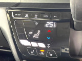 【オートエアコン】一度お好みの温度に設定すれば、車内の温度を検知し風量や温度を自動で調整。暑い&hellip;寒い&hellip;と何度もスイッチ操作をする必要はありません。快適な車内空間には必須の機能ですね♪