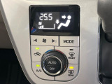 【オートエアコン】一度お好みの温度に設定すれば、車内の温度を検知し風量や温度を自動で調整。暑い&hellip;寒い&hellip;と何度もスイッチ操作をする必要はありません。快適な車内空間には必須の機能ですね♪