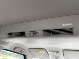 【 後席エアコン 】後席にもエアコンがついておりますので、車内全体を快適な温度に調節いただけます♪//