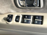 【電動格納ミラー】サイドミラーは電動格納式となっており、狭い駐車場でもキズがつくリスクを抑えられます。