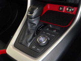 電動パーキングブレーキ・ブレーキホールドを装備してます。ホールド機能は信号待ちが多い一般道で疲労軽減になり、大好評です!