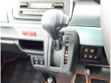 こちらのシフトは、車両にマッチしたデザインになっています!握りやすく、操作し易い配置になっていますので、いつも触れるシフトだからこそ、大切ですね!