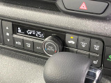 【オートエアコン】一度お好みの温度に設定すれば、車内の温度を検知し風量や温度を自動で調整。暑い&hellip;寒い&hellip;と何度もスイッチ操作をする必要はありません。快適な車内空間には必須の機能ですね♪
