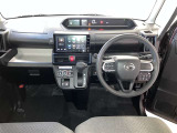 運転席周りのレイアウトをご覧ください。ナビゲーションが綺麗に装着されすっきり収まってますね!