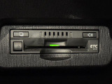 【ETC】有料道路を利用する際に料金所で停止することなく通過できる、ETC車載器(ノンストップ自動料金収受システム機器)が装備されています。セットアップを行うことで利用可能になります。