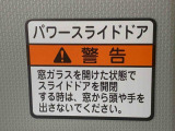見た目が大事!な外装はぴかっとキレイに磨いており、経年のくすみもよみがえっております。ヘッドライトやドア周辺を磨く際にはマスキングテープを使用して保護しながら丁寧に作業をしております。