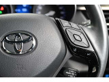 ステアリングスイッチ付き。前方から目を離すことなく操作することが可能です。