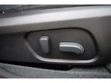 運転席+助手席パワーシート 電動シート採用で細かい微調整ができ、ドライビングポジションにしっかり合わせることで疲労軽減や事故防止につながります♪