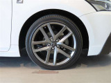 純正のアルミホイール装着車です。タイヤサイズは215/45R17です。