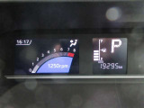 ディスプレイには、平均燃費、外気温、航続可能距離などの情報が表示されます。