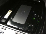 ワイヤレス充電機能で接続の手間いらず。対応スマートフォンなどをワイヤレスで充電可能です。